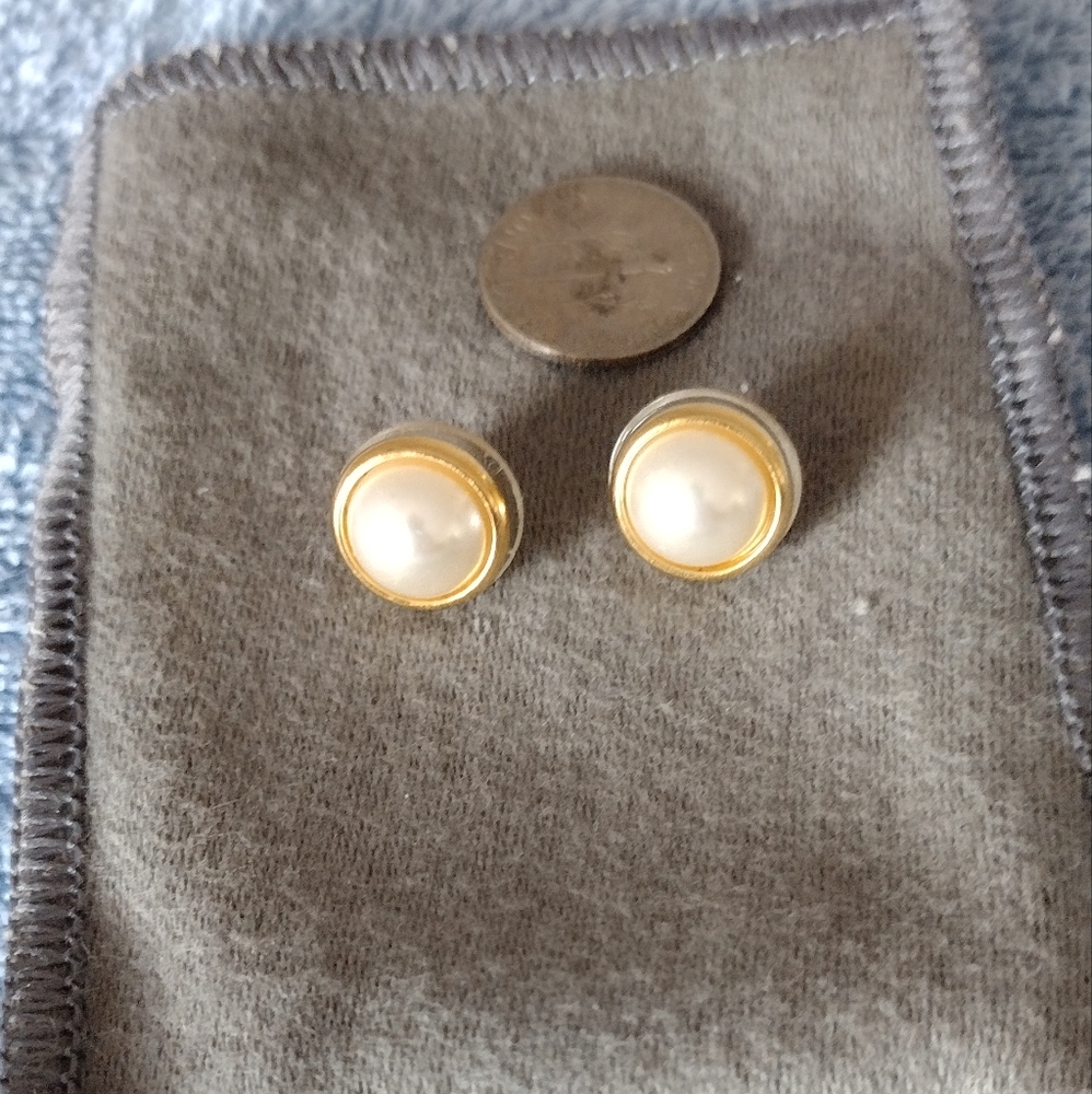 🔥🔥Trifari  pierced earrings
